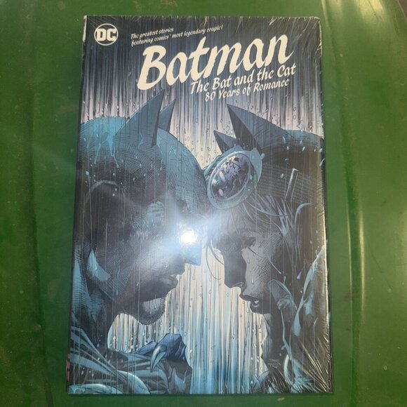 Batman: the Bat and the Cat: 80 Years of Romance (DC Comics March 2020) - Picture 1 of 2